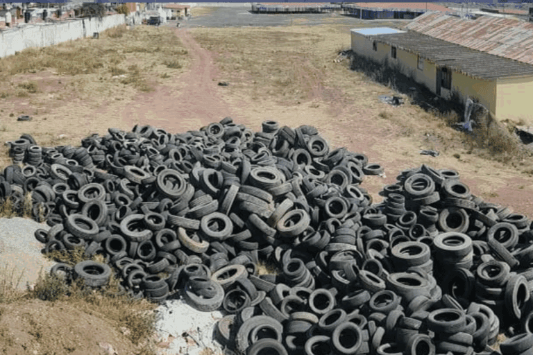 Imagen: Llantas acumuladas en recinto de la feria representan foco de contaminación, advierten pobladores de Tulancingo