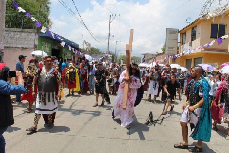 Imagen: Acatlán celebra 35 años de su tradicional Viacrucis en Semana Santa con miles de asistentes