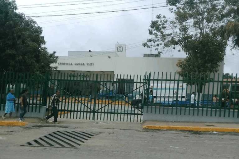 Imagen: Trabajadores y usuarios de la Clínica Rural 21, de Huejutla, denuncian falta de aire acondicionado