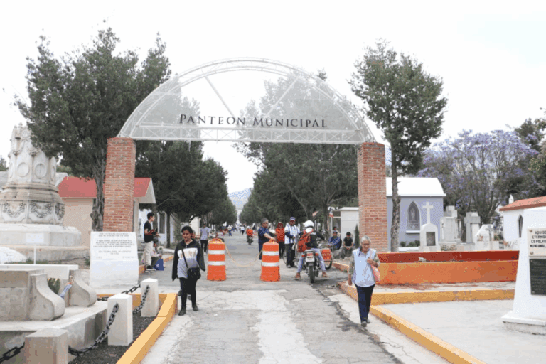 Imagen: Flores, recuerdos y nostalgia: miles visitan el panteón de Pachuca por el Día de las Madres