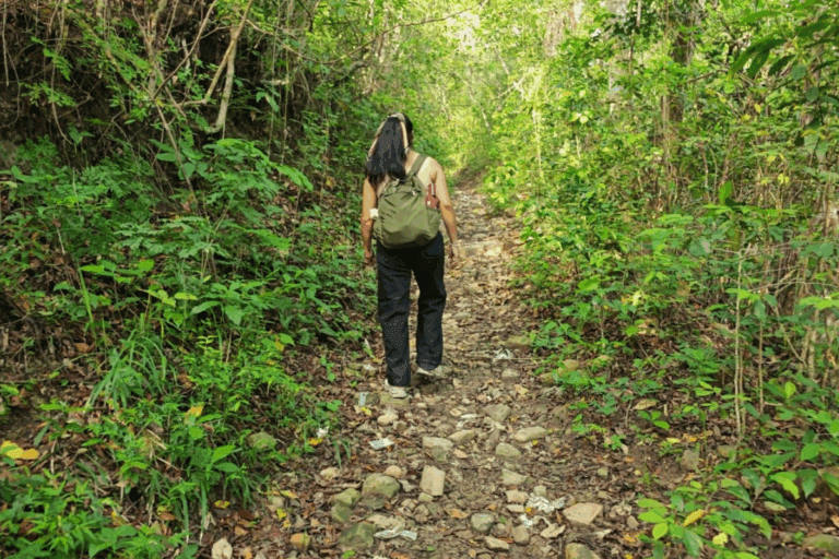 Imagen: La maestra Yohali camina 5 km todos los días para enseñar en un preescolar