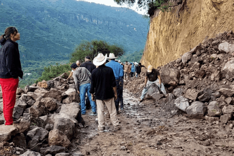 Imagen: Lluvias provocan derrumbe en Huasca y obligan a movilizar maquinaria para liberar el paso