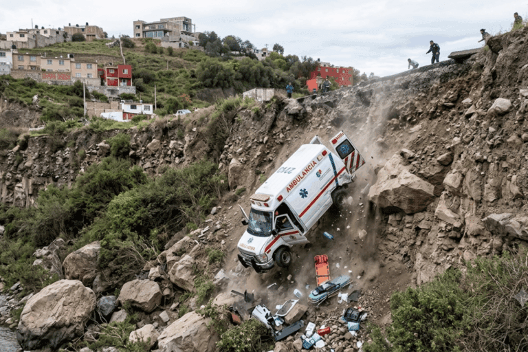 Imagen: Ambulancia termina en barranco en el Corredor de la Montaña; hay lesionados