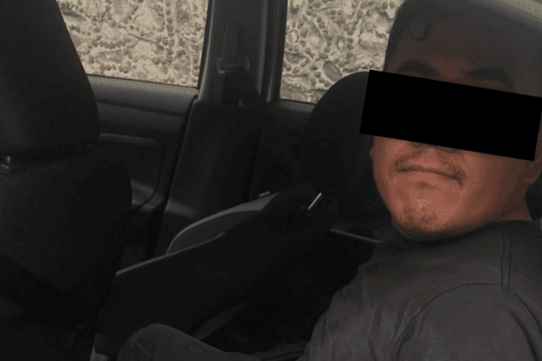 Imagen: Navajean a policía de Tizayuca mientras atendía un servicio