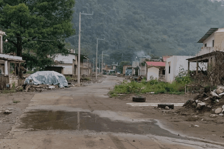 Imagen: Vecinos de Tianguistengo piden la reconstrucción de escuelas afectadas por la vaguada monzónica