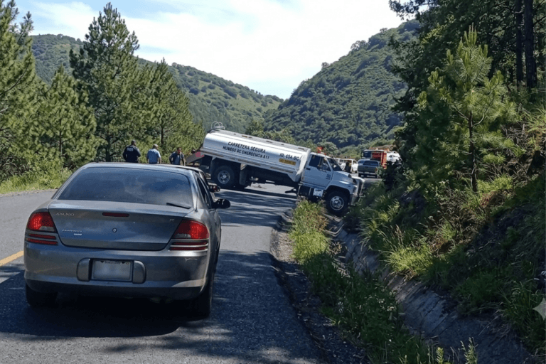 Imagen: Pipa bloquea por completo la carretera México-Tuxpan en Hidalgo