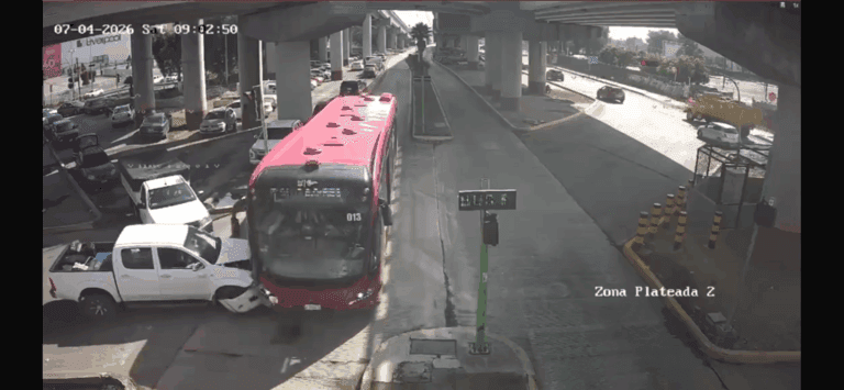 Imagen: Pachuca: Camioneta se pasa el alto y es embestido por un Tuzobús
