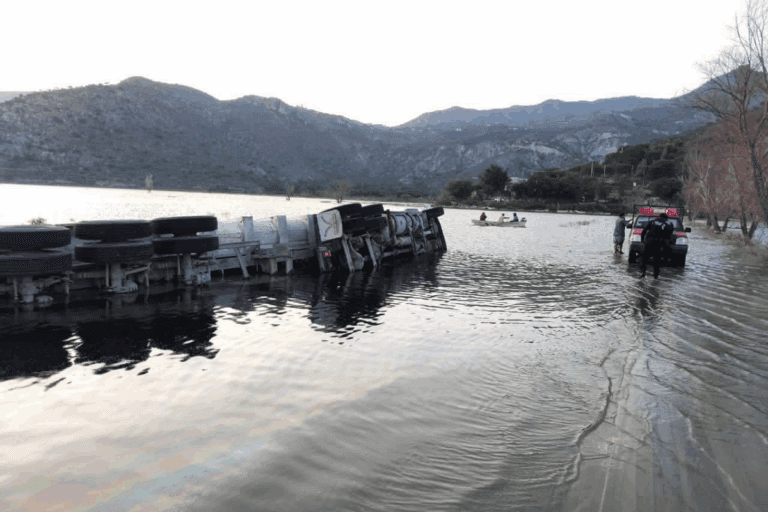Imagen: Hidalgo: vuelca tráiler tras quedar el camino cubierto por el agua