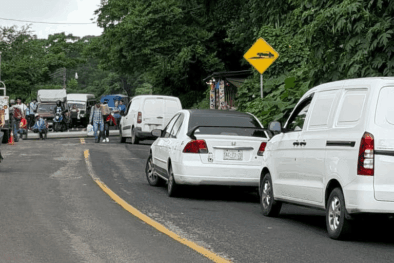 Imagen: Tlanchinol: Pobladores bloquean carretera federal por falta de energía eléctrica