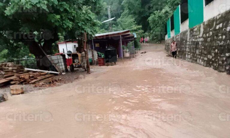 Imagen: Desbordamiento de arroyo en Xochiatipan afecta a decenas de familias