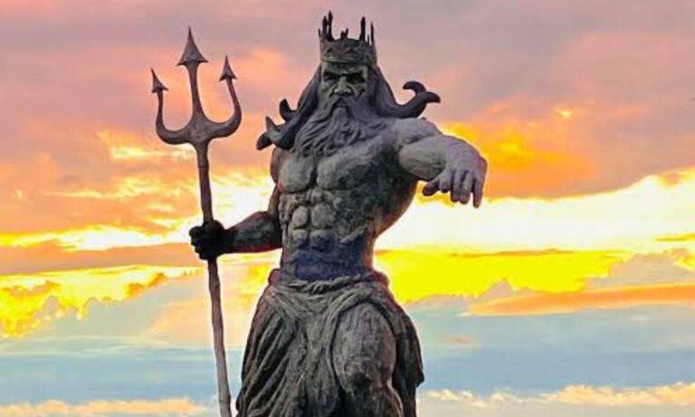 Imagen: Profepa clausura estatua de Poseidón en playa de Yucatán