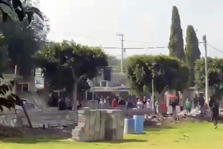Imagen: Vecinos tiran barda de escuela en Francisco I. Madero; reclaman predio
