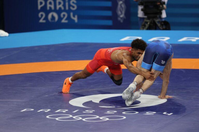 Imagen: El luchador mexicano Román Bravo-Young se despide de París 2024 tras una dura derrota en octavos de final