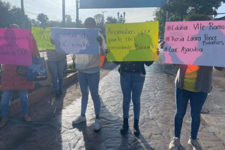 Imagen: Padres de familia bloquean la carretera estatal Ajacuba-Tetepango este 20 de agosto; ¿por qué?
