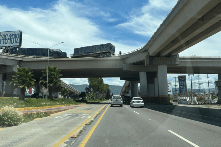 Imagen: ¡Peligro! Tráiler se atoró sobre puente vehicular en el bulevar Felipe Ángeles de Pachuca