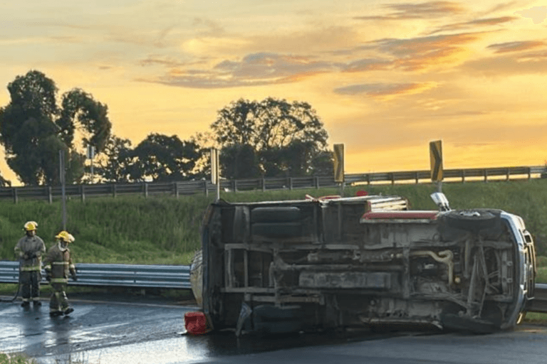 Imagen: Tras volcar, abandonan camioneta que transportaba huachicol, en Singuilucan