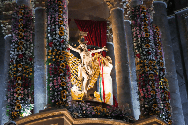 Imagen: Alcaldesa de Ixmiquilpan colocó la banda tricolor al Señor de Jalpan; ¿Por qué lo hacen?