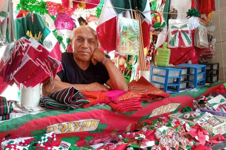 Imagen: Comercio en Pachuca: Conoce a Alberto Salinas, quien vive de la venta de artículos patrios