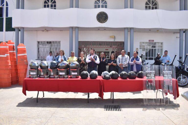 Imagen: Alcalde de Santiago Tulantepec entregó equipo a la Policía municipal; esto costó