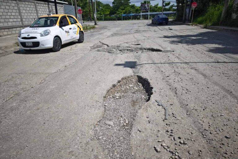 Imagen: Esta calle de Huejutla presenta baches; vecinos y automovilistas urgen a arreglarlos
