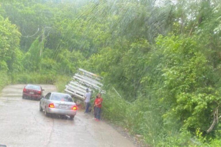 Imagen: Aparatoso accidente en San Felipe Orizatlán: una camioneta se salió del camino. Esto es lo que sucedió