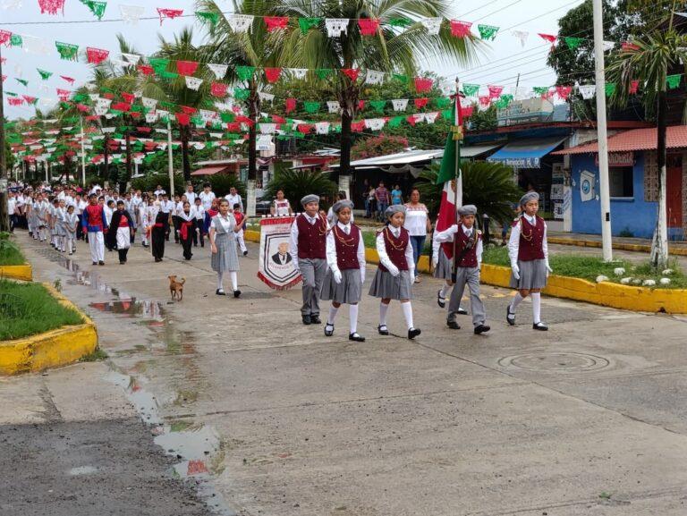 Imagen: Realizan desfile cívico por la Indepdendencia de México, en Atlapexco