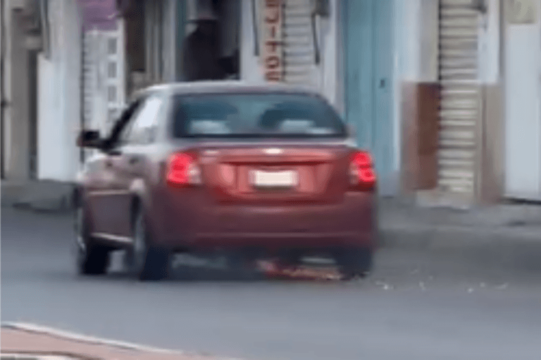 Imagen: VIDEO: Auto arrolla a motociclista y lo arrastra por metros, sobre avenida de Pachuca