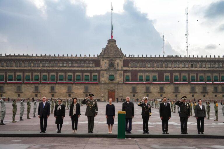 Imagen: AMLO encabeza izamiento de bandera en memoria de víctimas de los sismos del 19 de septiembre