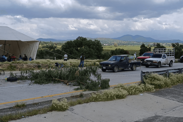 Imagen: Segundo día de bloqueo: Ejidatarios refuerzan cierre en el Arco Norte