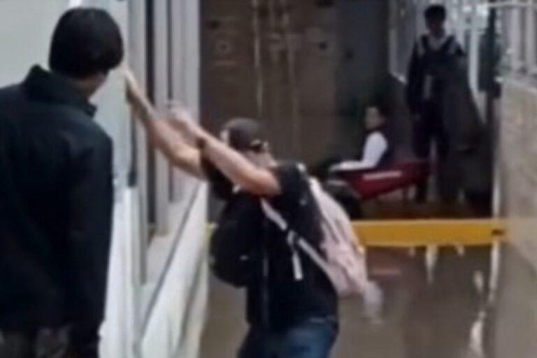 Imagen: Video: El director de Prepa 1 es trasladado en carretilla por el plantel y desata polémica
