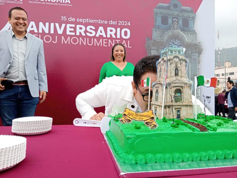 Imagen: Con pastel y música celebran al Reloj de Pachuca