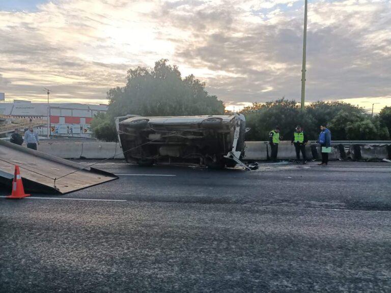 Imagen: Tres lesionados deja volcadura de camioneta sobre la autopista México Pachuca