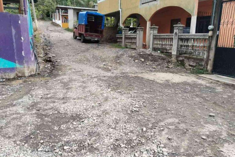 Imagen: En Huejutla, vecinos de esta localidad exhibieron cómo quedó un camino tras las lluvias