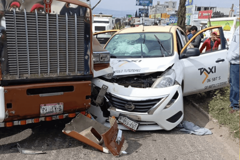 Imagen: Tulancingo: choque entre taxi y tráiler causa caos en carretera