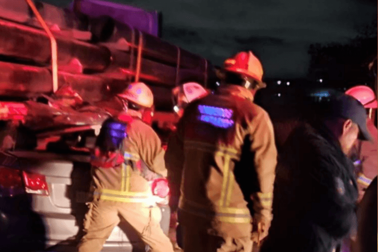 Imagen: Rescate en la Pachuca-Sahagún: Mujer prensada tras fuerte choque