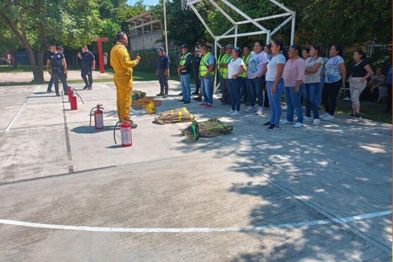 Imagen: En Atlapexco, entrenan bomberos a los elementos de Seguridad Pública y Protección Civil