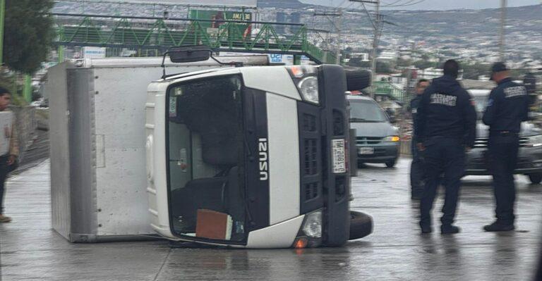 Imagen: Se vuelca camioneta en bulevar Colosio, en Mineral de la Reforma