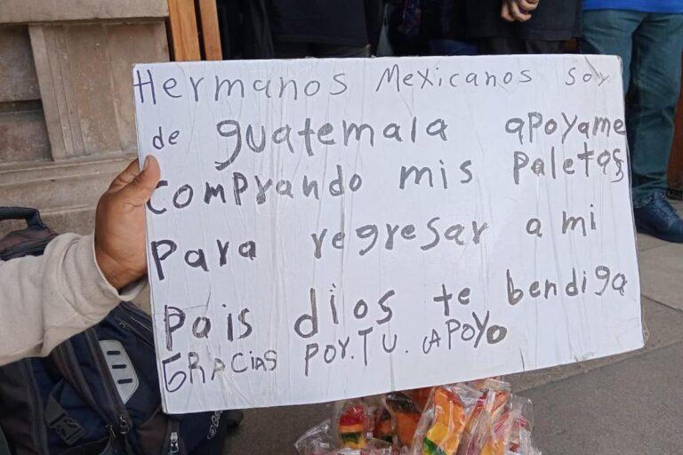 Imagen: Eduardo viene de Guatemala y vende dulces en Pachuca para regresar a su hogar; esta es su historia