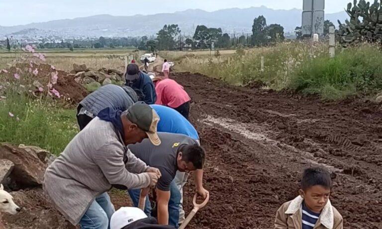 Imagen: En Santiago Tulantepec, padres, docentes y la sociedad arreglan camino hacia escuela
