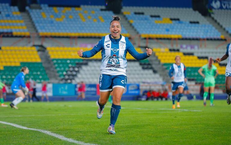 Imagen: Charlyn Corral, la primera jugadora en recibir hoy el Premio Nacional del Deporte en la historia del futbol femenil