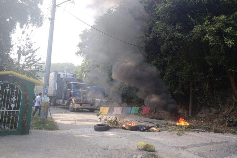 Imagen: Manifestantes de Huejutla bloquean vía y retienen a policía, ¿qué exigen?