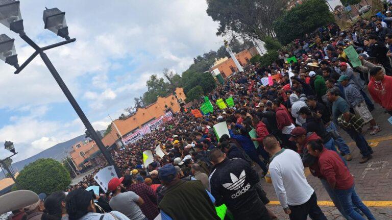 Imagen: Habitantes de Zimapán se manifiiestan contra sindicato foráneo armado que pretende explotar mina local