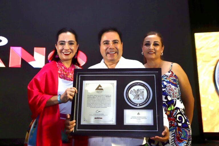 Imagen: CEUMH recibe premio de Concanaco Servytur