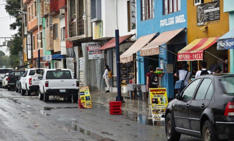 Imagen: Comerciantes invaden vía pública con anuncios, acusan habitantes de Huejutla