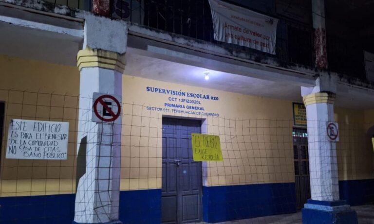 Imagen: Vecinos cierran oficinas de Supervisión Escolar 020, en Tepehuacán