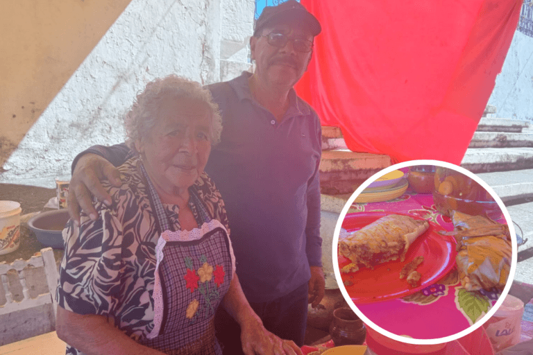 Imagen: En Tianguistengo, doña Catalina vende tamales desde hace más de 60 años