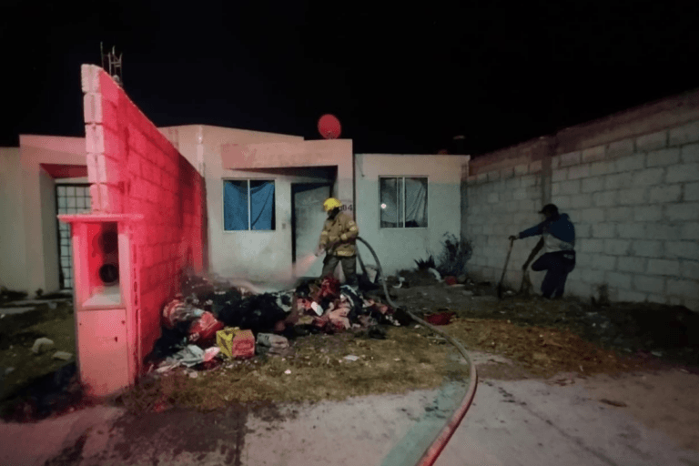 Imagen: A horas de año nuevo, bomberos sofocan incendio en Mineral de la Reforma