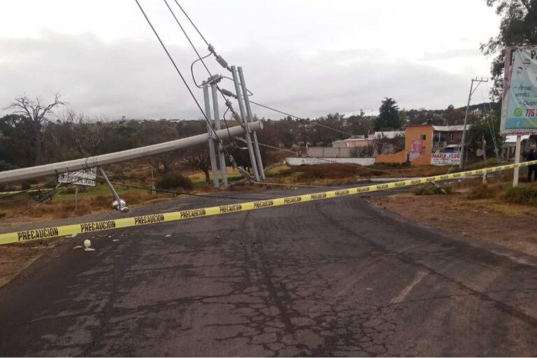 Imagen: Carretera Santiago Tulantepec-Ventoquipa cerrada por accidente con postes de CFE