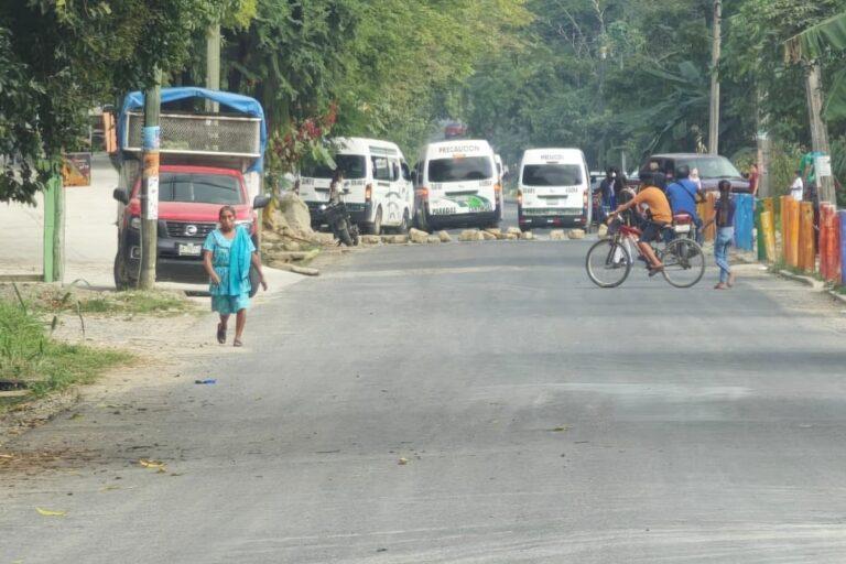 Imagen: Con bloqueo en la Huejutla-San Felipe Orizatlán, padres de familia exigen solución inmediata para la Telesecundaria 103