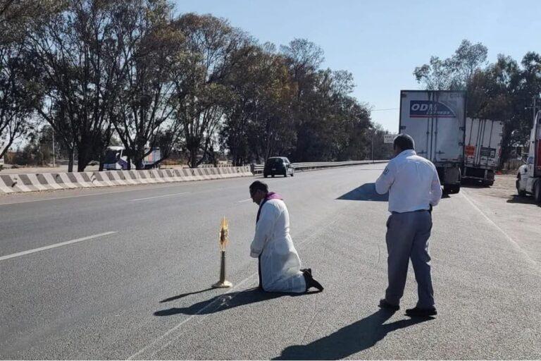 Imagen: Sacerdote bendice la autopista México-Querétaro para reducir accidentes y asaltos